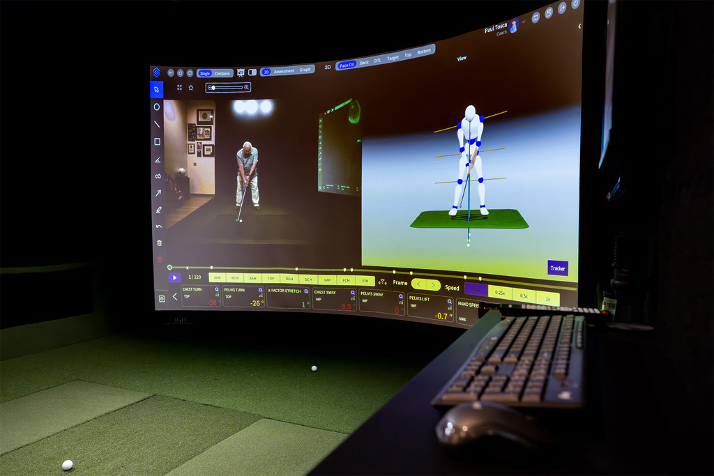 Golf swing analysis on indoor simulator screen